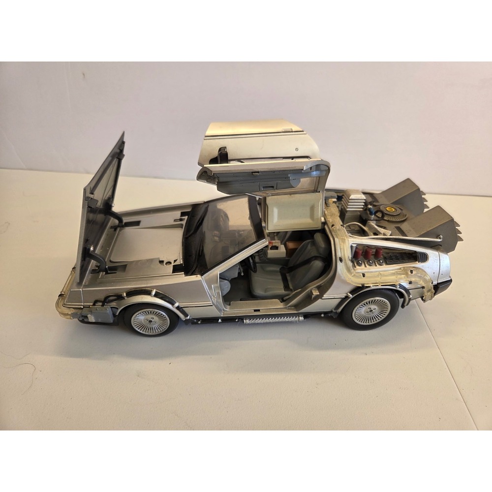 Diamond Select Toys BTTF DeLorean Time Machine 1/15 Lights Sounds Working